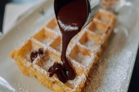 Waffle com Calda de Chocolate