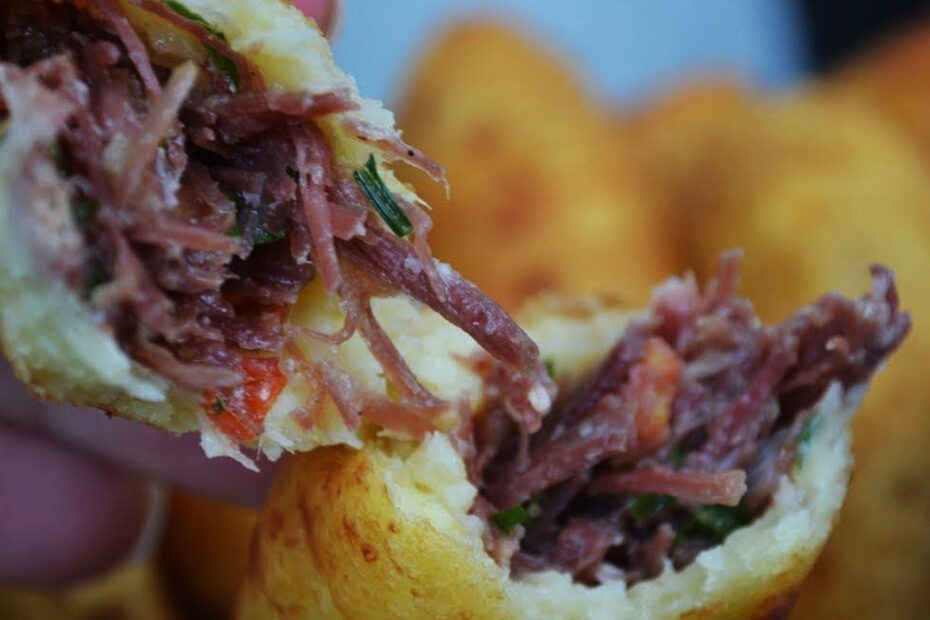 Bolinho de Aipim com Carne-Seca