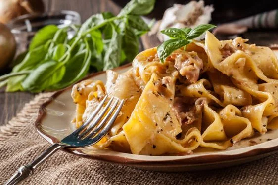 Pappardelle ao Molho de Carne e Cogumelos