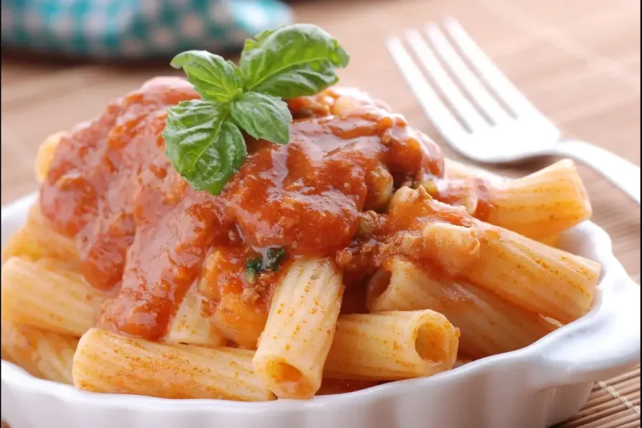 Rigatoni com Molho de Tomate e Manjericão